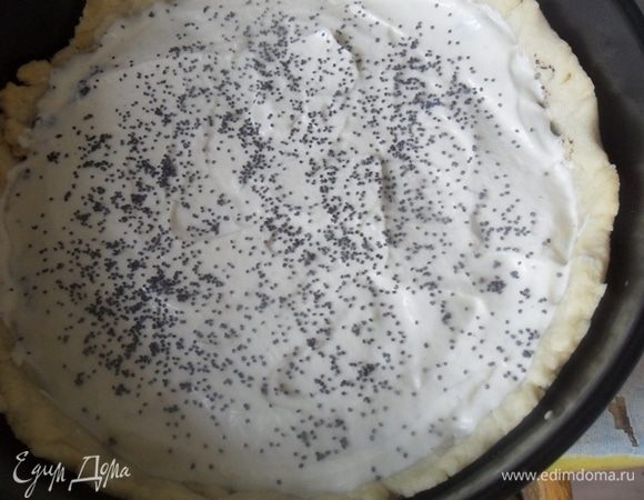 В полуготовое тесто выкладываем маковую начинку,заливаем кремом, сверху для красоты посыпаем немолотым маком и ставим выпекаться на 35 минут при 180 градусах.