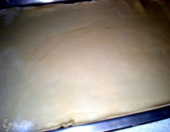 Приготовить тесто по вашему любимому рецепту.Я делаю по этому рецепту  http://www.edimdoma.ru/retsepty/23791-pitstsa-i-pirozhok
готовлю по нему уже несколько лет,хоть я и люблю эксперименты,но на этом тесте я поиски закончила.