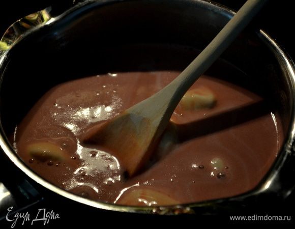 В блендаре или в кастрюле развести ягодный желатин/желе/ в горячей воде.