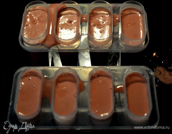 Затем добавить мороженое перемешать и разлить все по формочкам.