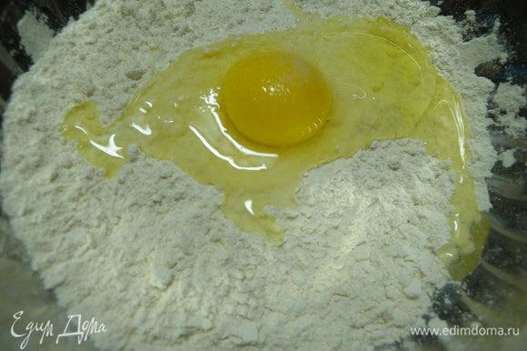 Добавить яйцо и замесить мягкое тесто. Возможно потребуется мука. Но чем дольше будете месить - тем больше муки. Так что быстро.