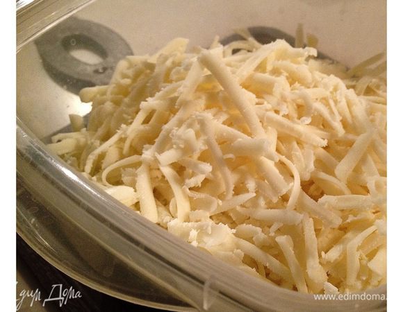 Сулугуни и сливочное масло натереть на крупной тёрке.