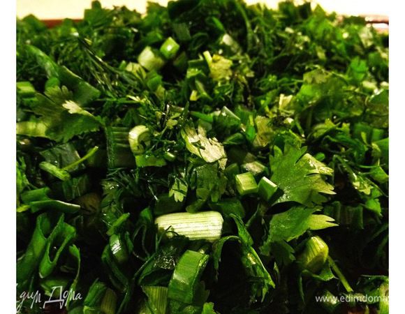 Всю зелень нарезать мелко.Перемешать с сыром и маслом.