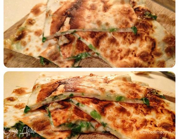 Сильно разогреть сковороду,выложить на нее лаваш и,прижимая лопаткой,обжарить 1,5-2 минуты с каждой стороны.Лаваш выложить на тарелку,обрезать лишнее и разрезать на порционные куски.Приятного аппетита!