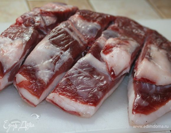 Грудинку помыть и обсушить бумажными полотенцами. Нареать на небольшие кусочки.