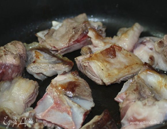 В сковороде растопить масло (я брала сливочное)и обжарить мясо до золотистого цвета.