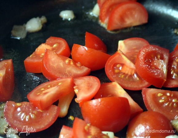 В сковороде обжариваем помидоры, добавляем к ним соус ткемали и тушим минут 10. 