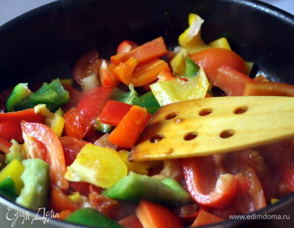 Добавляем в шурпу тушеные помидоры и сырую морковь.
Снова берем сковороду и обжариваем в ней перец, репчатый лук и чеснок. 