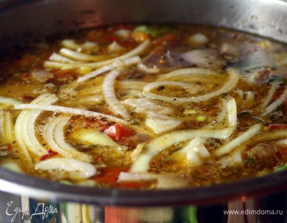 Добавляем эти овощи в шурпу.