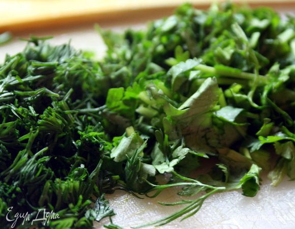 Варим минут 20-ть, добавляем картофель, ждем еще 15 минут и в самом конце приготовления добавляем зелень.