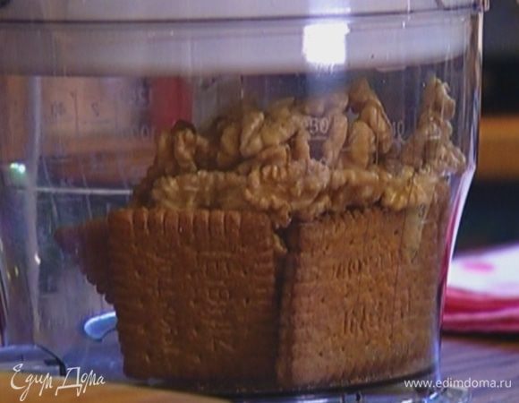 Печенье и орехи измельчить в блендере в мелкую крошку.