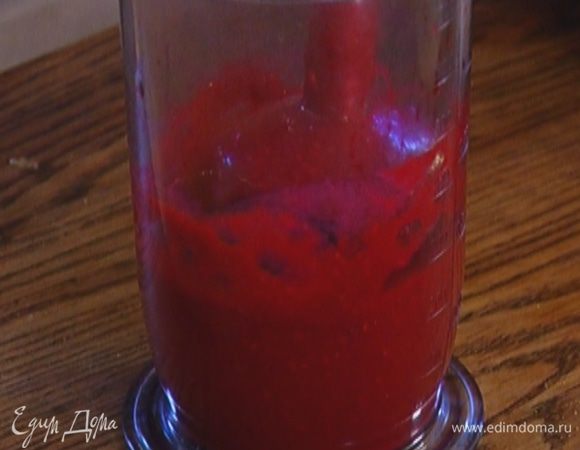 Размороженную малину вместе с образовавшейся жидкостью взбить блендером в пюре, затем пропустить через сито.