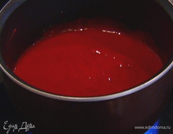 Перелить малиновое пюре в небольшую кастрюлю и нагревать на медленном огне до первых пузырьков.