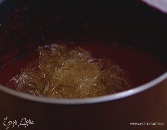 Желатин вынуть из воды, промокнуть бумажным полотенцем, добавить в малиновое пюре и перемешать.