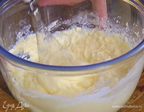Сметану соединить со сливочным сыром, всыпать сахарную пудру и перемешать ложкой, затем взбить миксером в однородную массу.