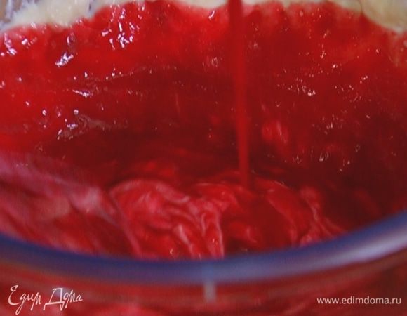 Добавить малиновое пюре и еще раз все перемешать.