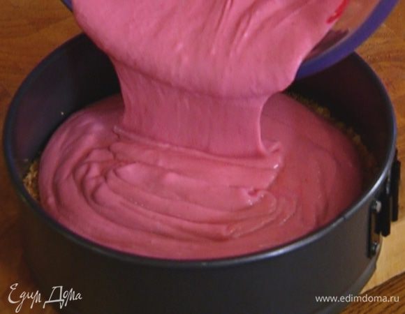 Вынуть корж из холодильника, вылить на него малиновый крем и отправить обратно в холодильник еще на 2 часа.