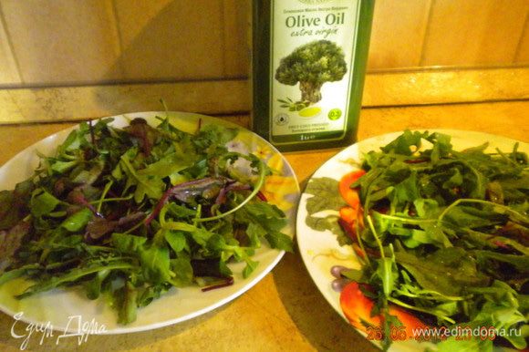 Салатные листья выложить на блюдо, сбрызнуть соком лайма и оливковым маслом.