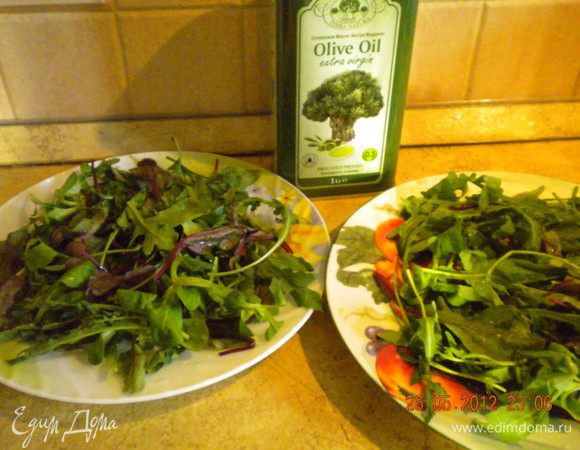 Салатные листья выложить на блюдо, сбрызнуть соком лайма и оливковым маслом. 