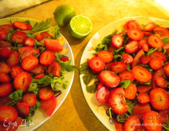 Клубнику нарезать кольцами и выложить сверху, клубники должно быть достаточно много.