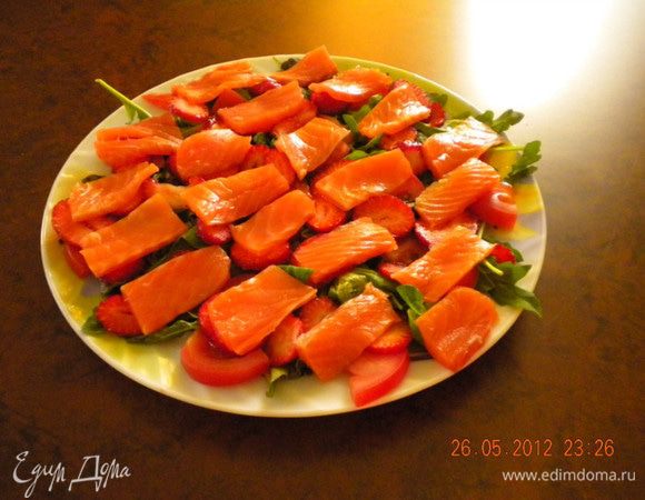 Рыбу нарезать тоненькими полосочками и выложить на клубнику. 