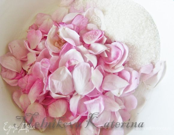 Лепестки роз отделить от бутонов, добавить сахар и залить все кипятком. Дать настояться (я оставила до полного остывания). 