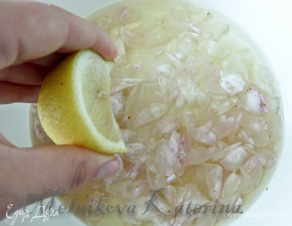 Выдавить сок лимона. Процедить. Охдалить. 