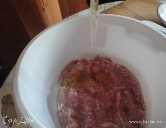 Смолоть свинину на мясорубке, луковицу тоже туда, добавить слегка взбитый белок, посолить, поперчить.
