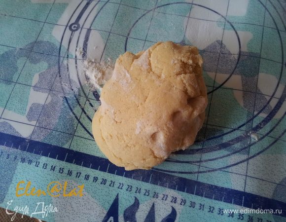 Сливочное масло натереть на терке и смешать с маслом и разрыхлителем.
Добавить яйца взбитые с сахаром. Замесить эластичное тесто.