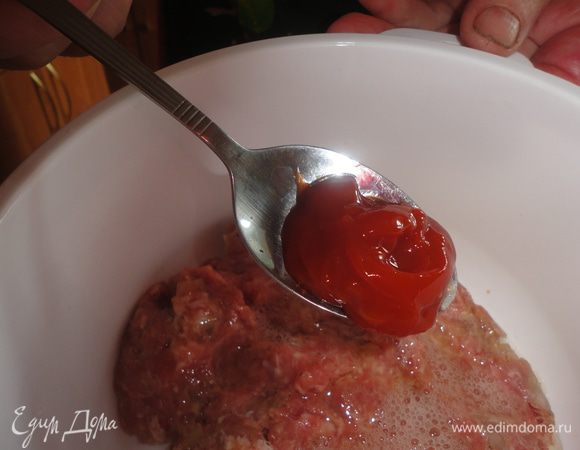 В фарш добавить 1 столовую ложку кетчупа.
