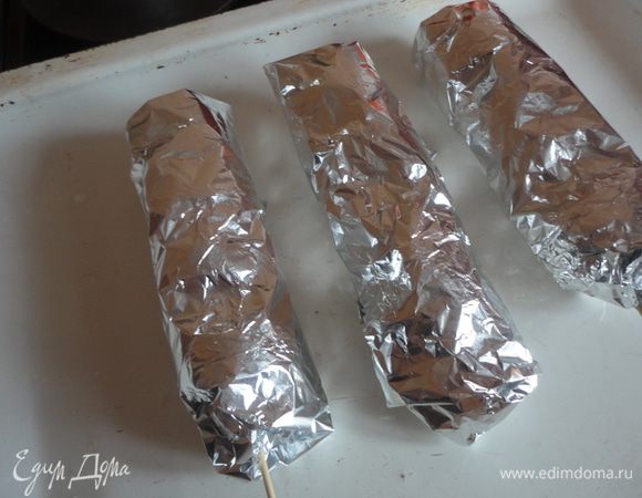 Выложите канапе на фольгу и заверните каждый как конфету. Поставьте в разогретую духовку