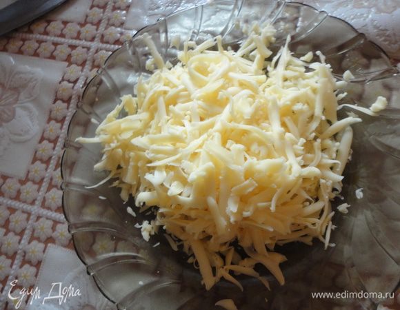 Сыр натереть на крупной терке.