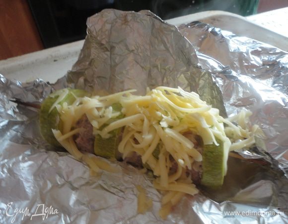 Через 40 минут достать противень из духовки, развернуть фольгу, посыпать канапе тертым сыром, снова в духовку на 5 минут.