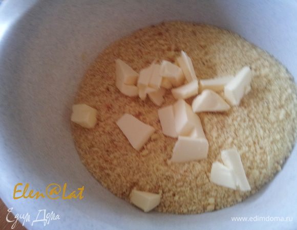 После того как корж остынет, его превратить крупную крошку и смешать со 130гр. размягченного сливочного масла.