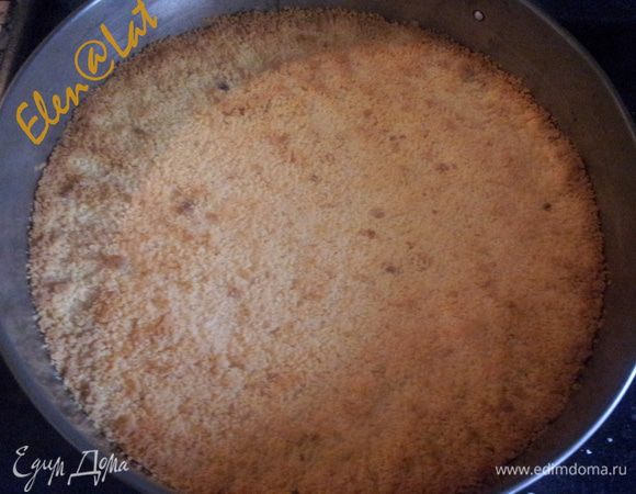 Круглую форму 26см застелить пергаментом и выложить тесто толстым слоем. Выпекать при температуре 180С примерно 10 минут. Дать полностью остыть.