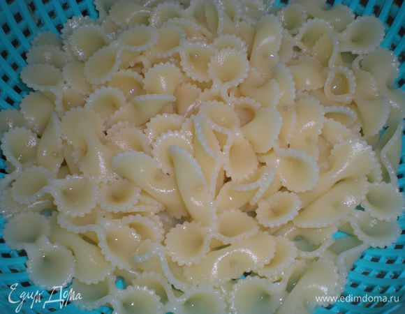 Затем откинуть на дуршлаг. 