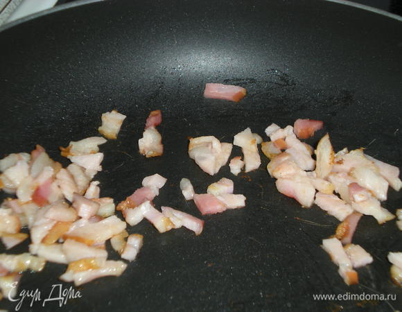 Обжарить на сковороде без добавления жира. 