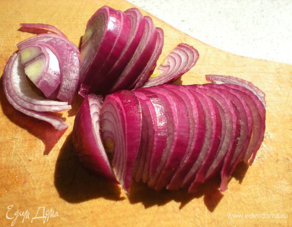 Нарезать полукольцами. 