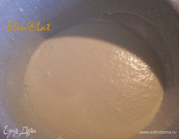 Апельсин очистить, разобрать на дольки без белых прожилок. Замочить желатин. Когда он набухнет, чуточку его подогреть до полного растворения, но не в коем случае не кипятить. Сливки взбить и добавить сгущенное  молоко, затем примешать желатин. В конце добавить дольки апельсина.