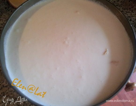 На корж выложить крем и поместить в холодильник  минимум на 3 часа.