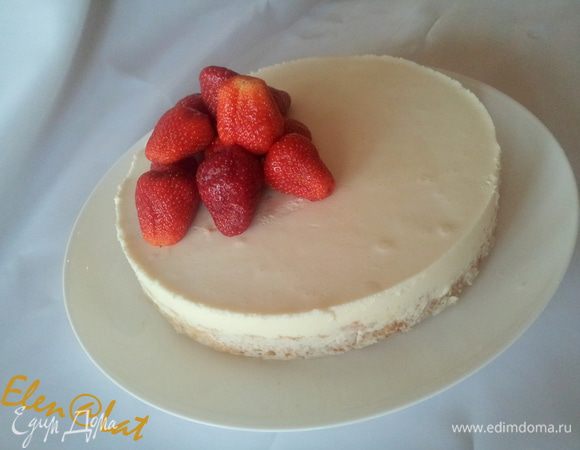 Украсить торт и можно подавать к столу. 
Подав такой торт на десерт своим близким и друзьям, вы услышите массу комплиментов в ваш адрес.
Приятного аппетита.