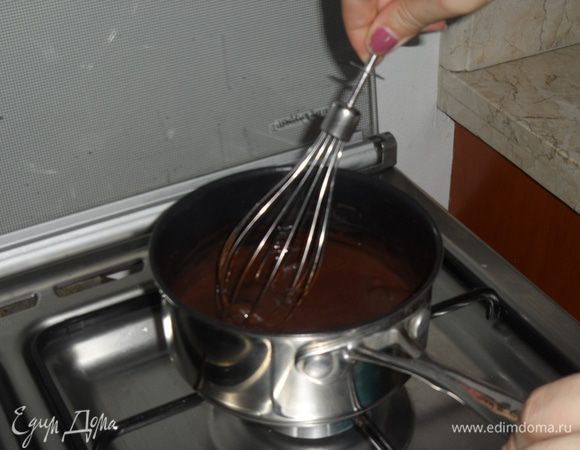 В небольшой кастрюле соединить какао-порошок, сахар и развести половиной молока. Поставить на огонь, помешивать венчиком.