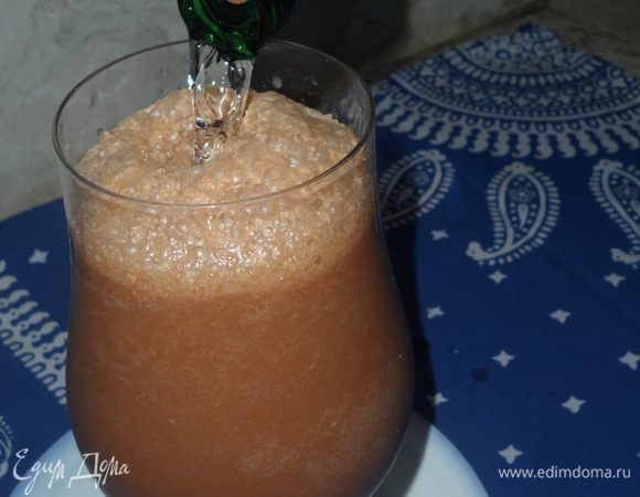 Наливаем охлажденный сироп в подготовленный бокал (примерно 3 ст. л. на один бокал). Достаем бутылку газированной воды и заполняем бокал, энергично помешивая ложкой. А теперь наслаждайтесь!