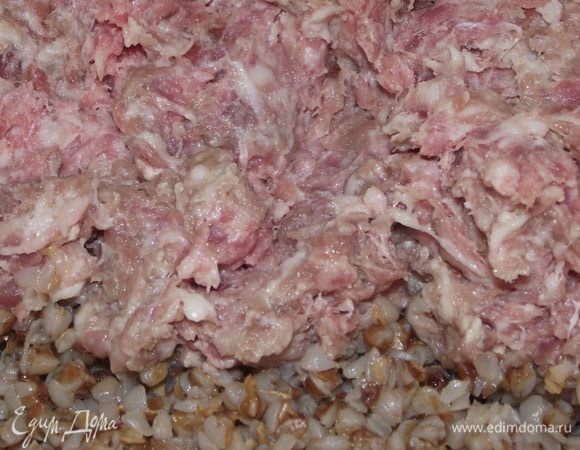 2)В нее насыпаем фарш