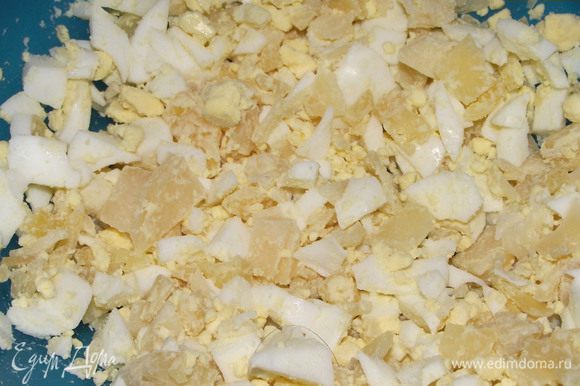 5)Измельчить вареные яйца и потереть на терке сыр.Перемешать