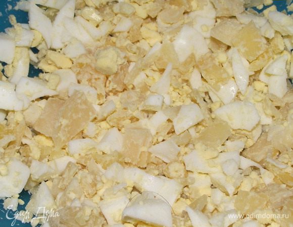 5)Измельчить вареные яйца и потереть на терке сыр.Перемешать