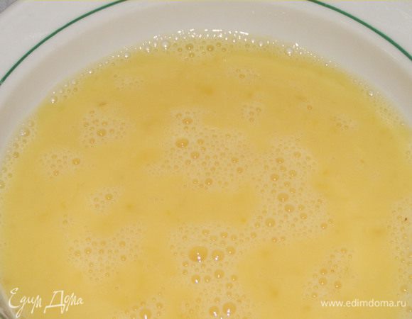 6) В тарелочке сколотить 2 яйца,посолить  их