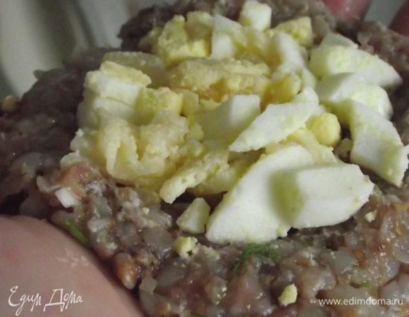 8)На середину кладем яйцо с сыром