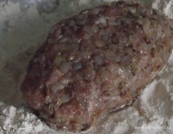 10)Затем сворачиваем в виде  котлеты и панируем в муке
