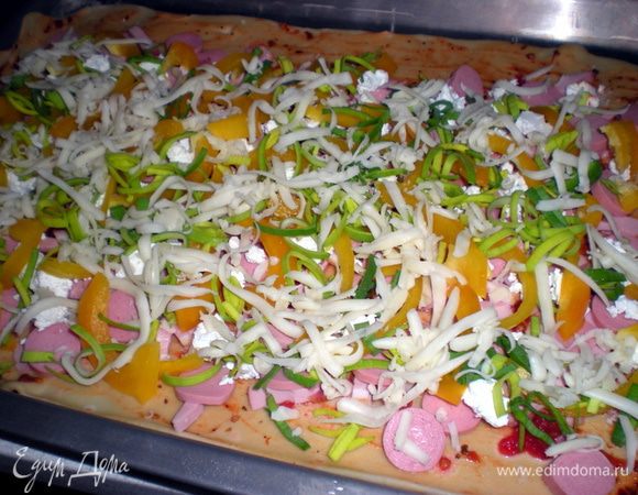 Всё как всегда:раскатываем,выкладываем начинку.Оставляем дальний от себя край пустым.